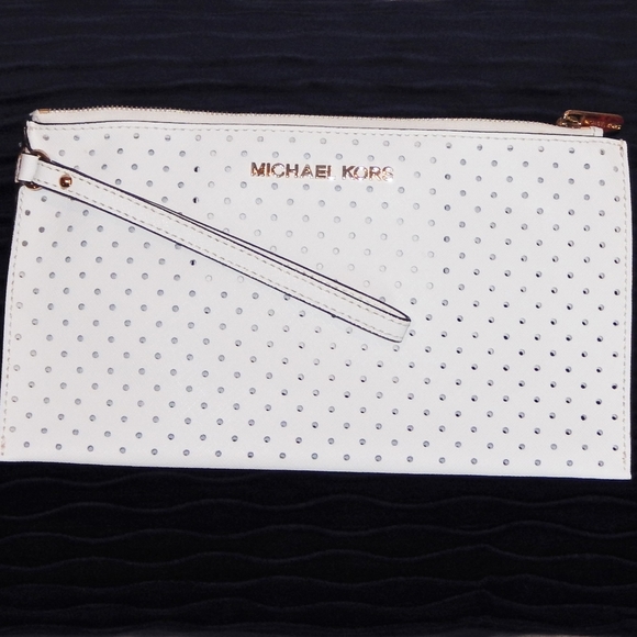 Michael Kors wristlet - Picture 1 of 4